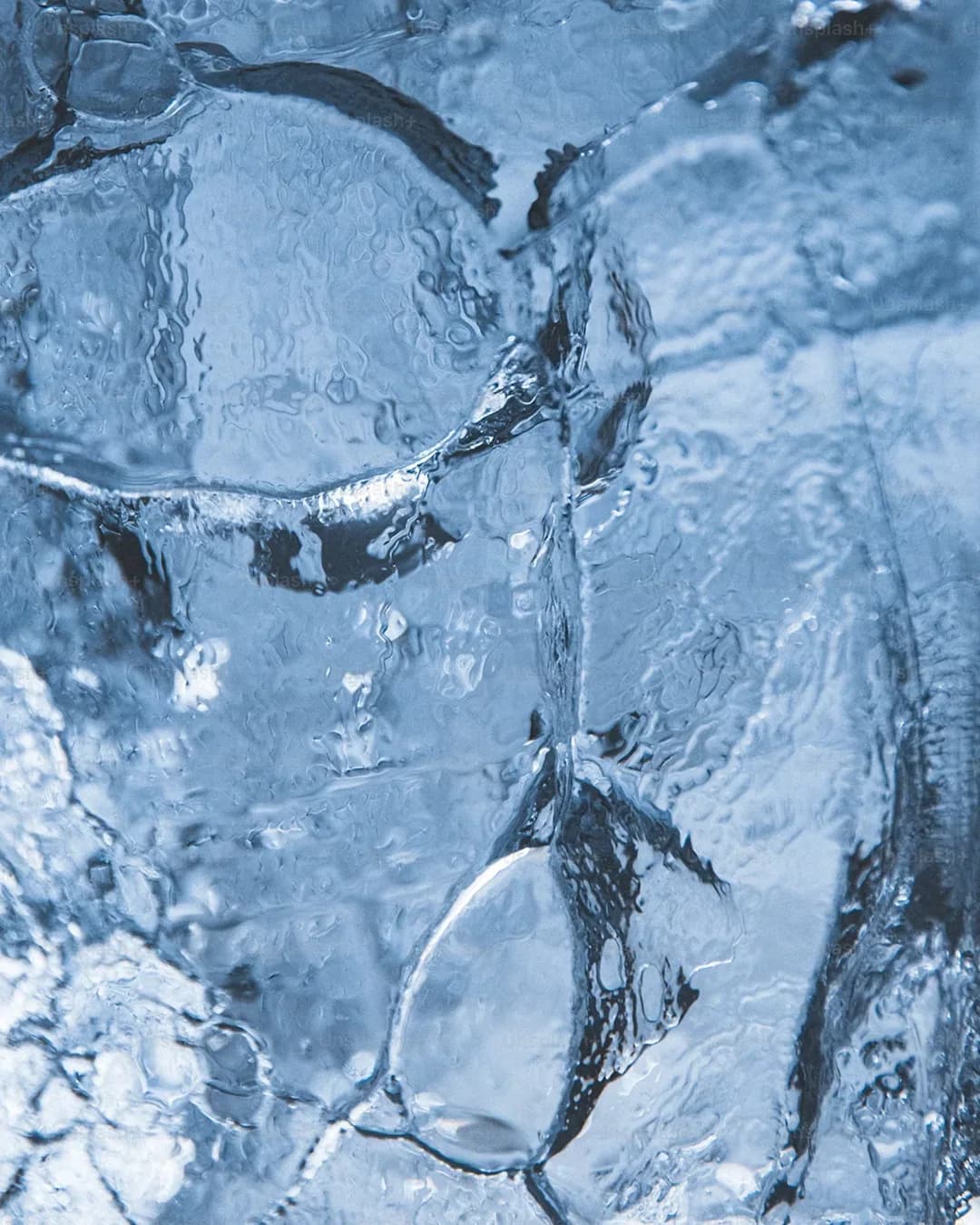 Close-up of ice and frozen water, the controlled cold behind KRIDO Wellness cryotherapy