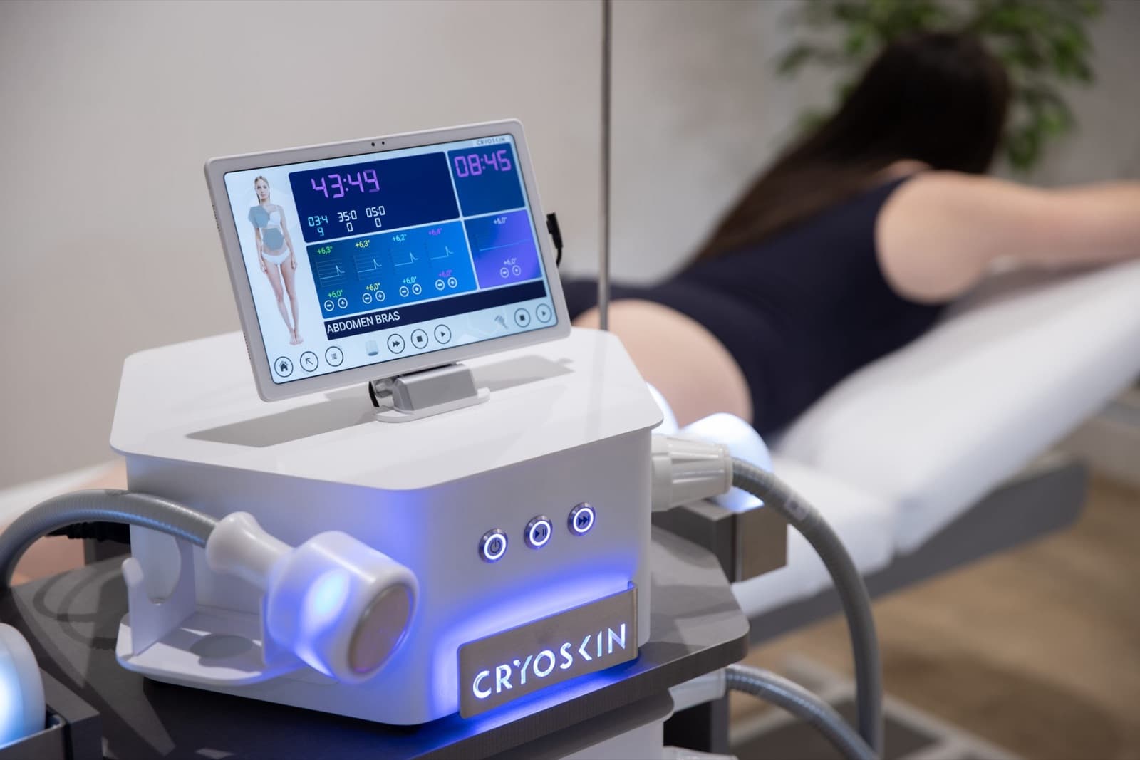The Cryoskin Dynamic machine with its temperature-controlled handpiece and touchscreen